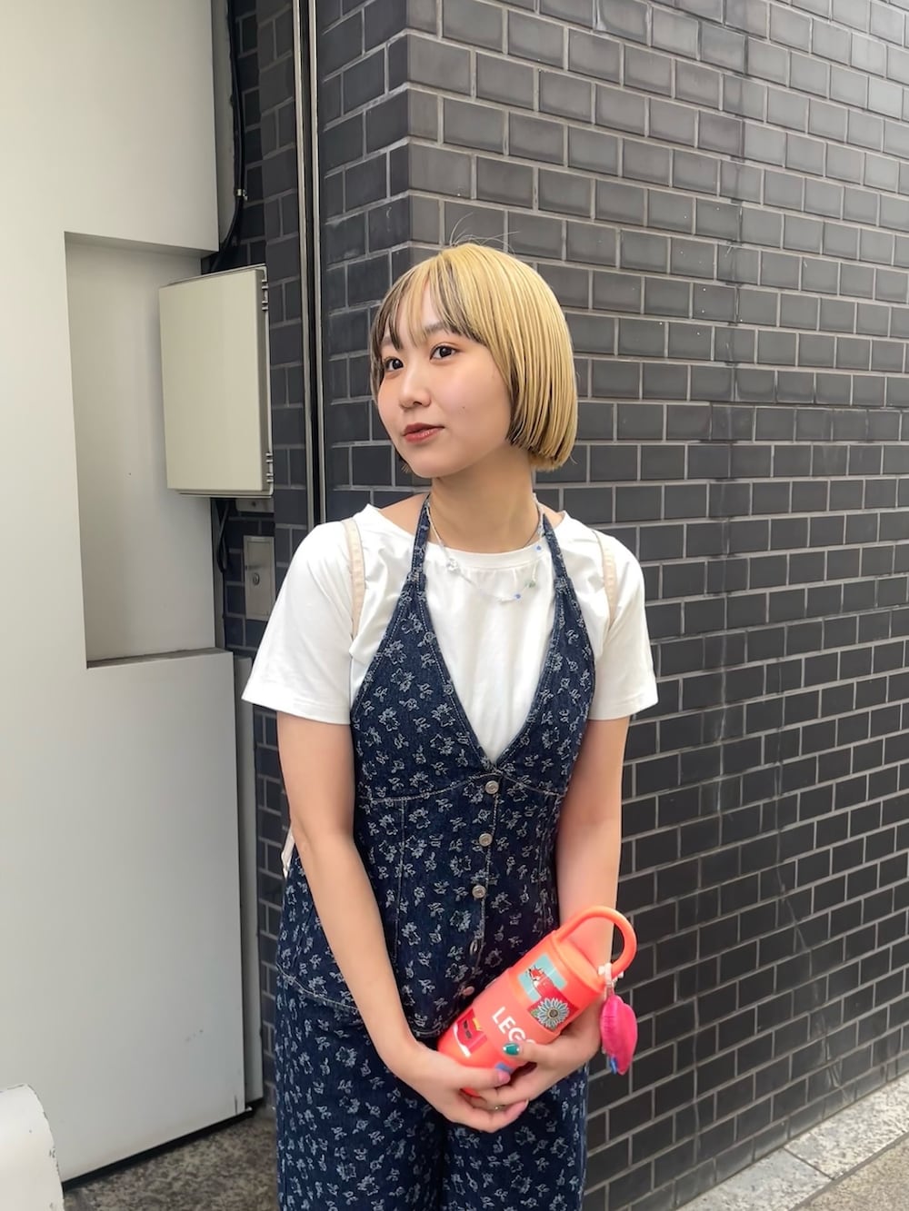 ブルー系のワンピース、ホワイト系のTシャツ/カットソーを着用したレディースの冬コーディネートの2枚目の写真