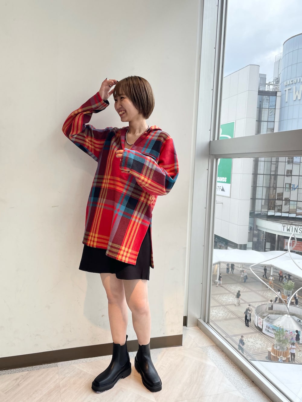 レッド系のシャツ/ブラウス、ブラック系のその他パンツ、ブラック系のブーツを着用したレディースの秋コーディネートの2枚目の写真