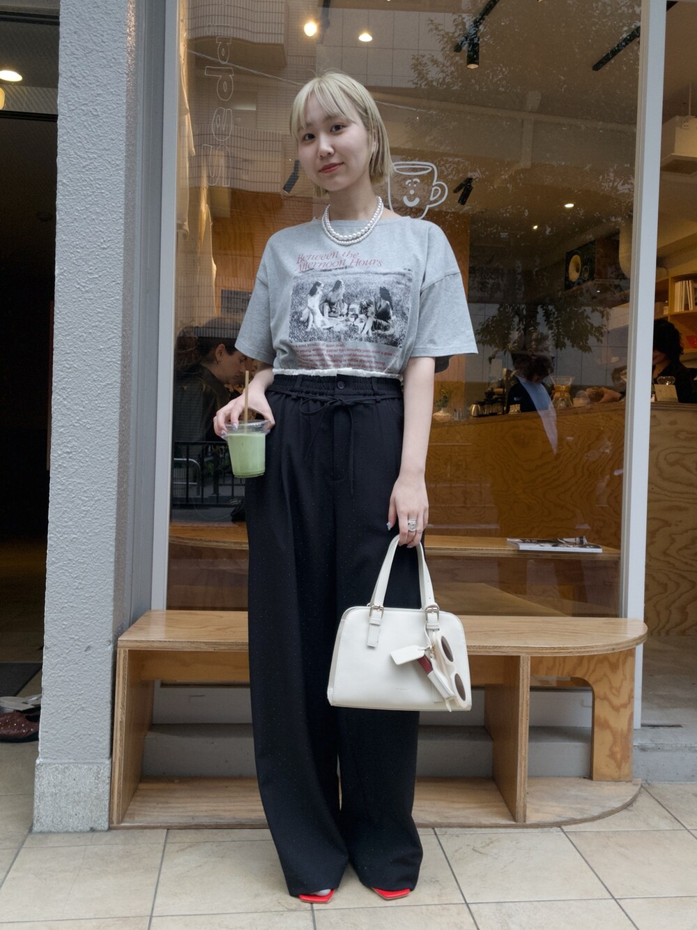 グレー系のTシャツ/カットソー、レッド系のサンダル、ホワイト系のネックレスを着用したレディースの春コーディネートの2枚目の写真