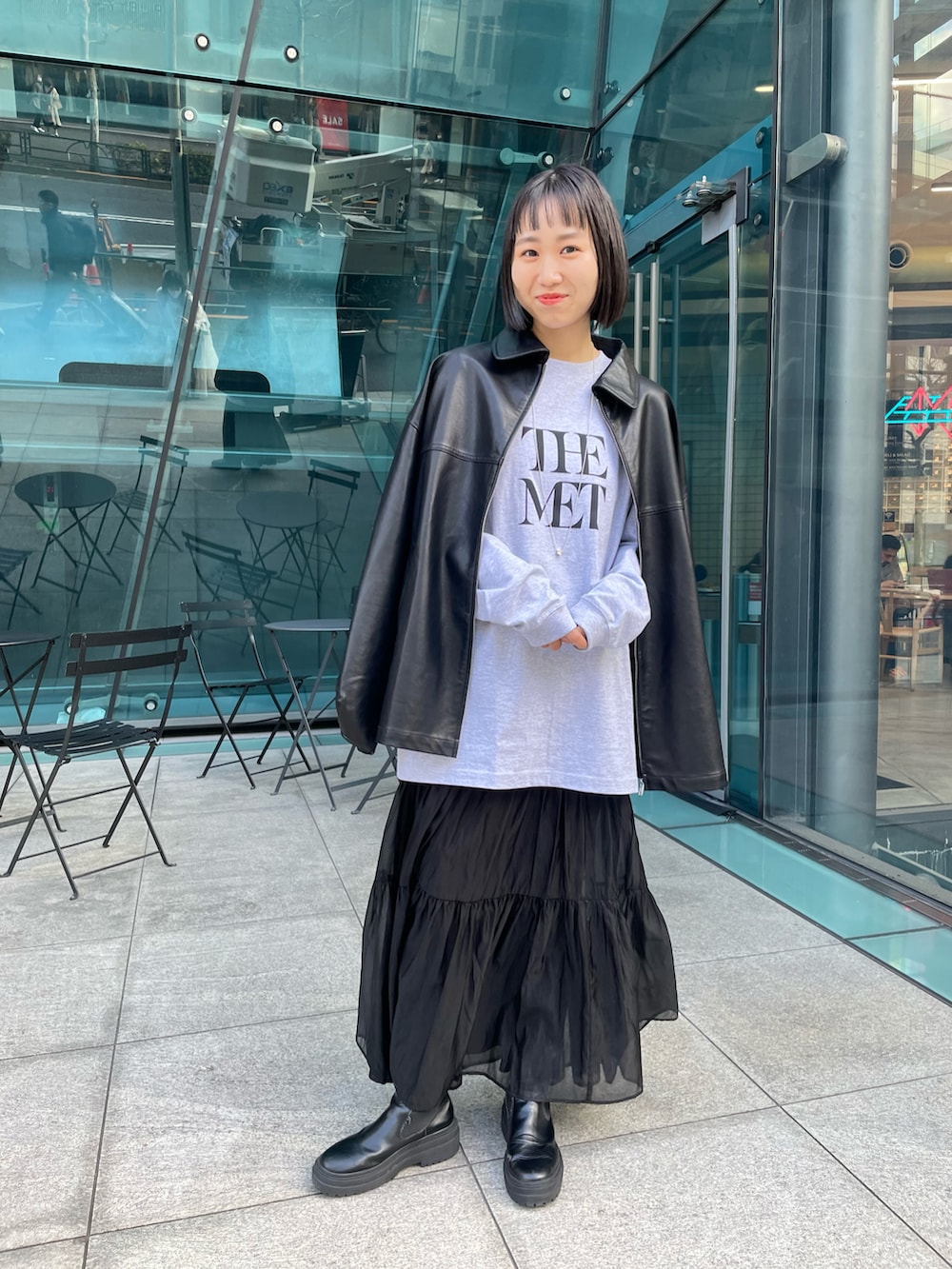 ブラック系のその他アウター、グレー系のTシャツ/カットソー、ブラック系のスカートを着用したレディースの冬コーディネートの2枚目の写真