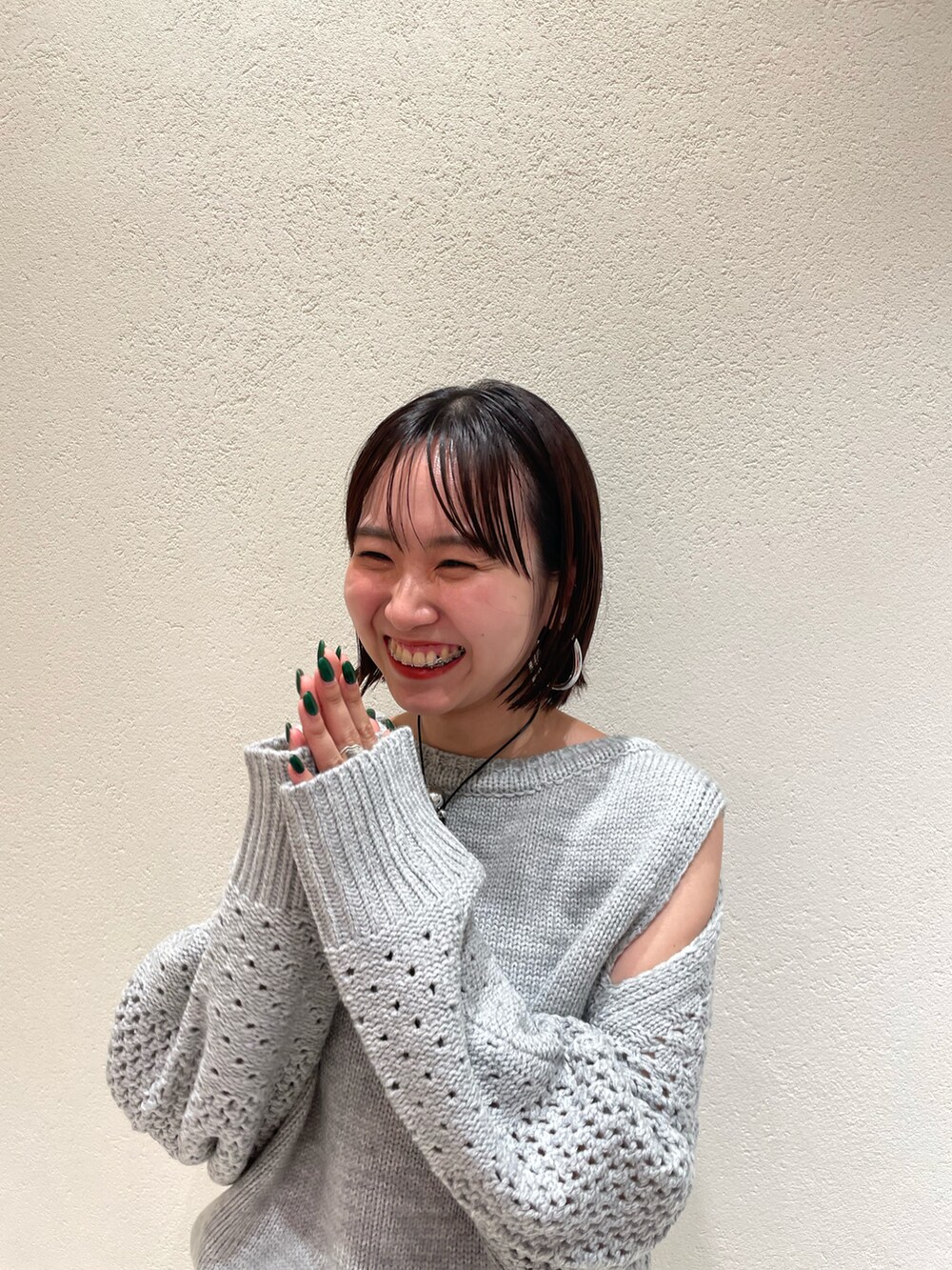 グレー系のニット/セーター、グレー系のスラックス、ブラック系のその他パンツを着用したレディースの秋コーディネートの5枚目の写真