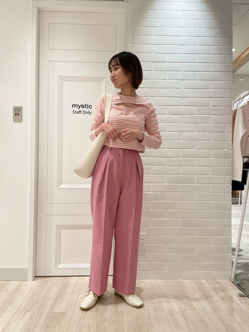 ピンク系のTシャツ/カットソー、ホワイト系のショルダーバッグ、ピンク系のその他パンツを着用したレディースの春コーディネートの2枚目の写真