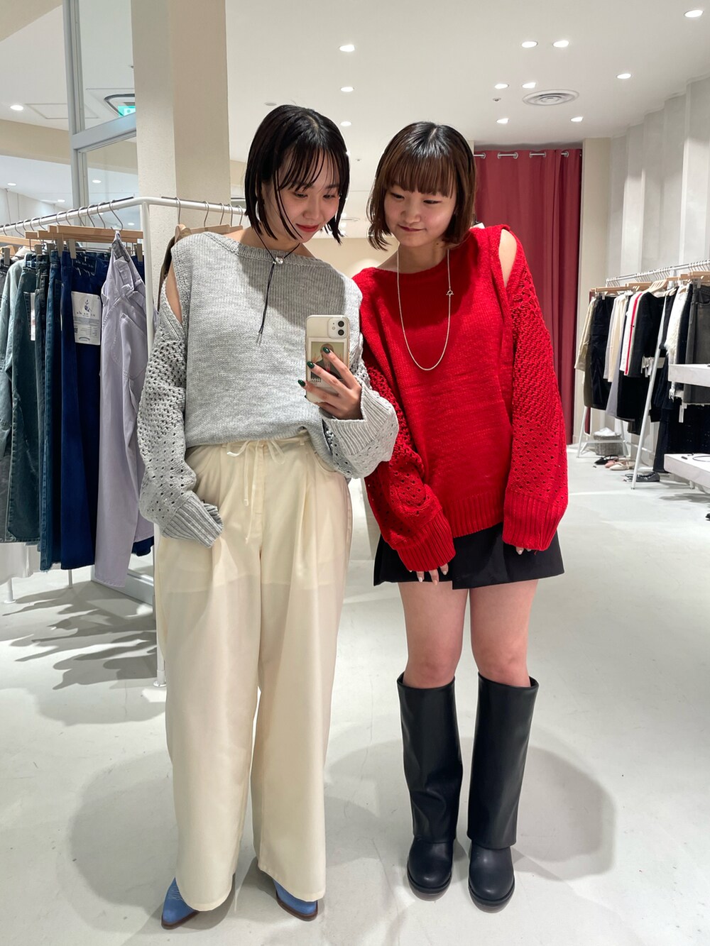 グレー系のニット/セーター、グレー系のスラックス、ブラック系のその他パンツを着用したレディースの秋コーディネートの2枚目の写真