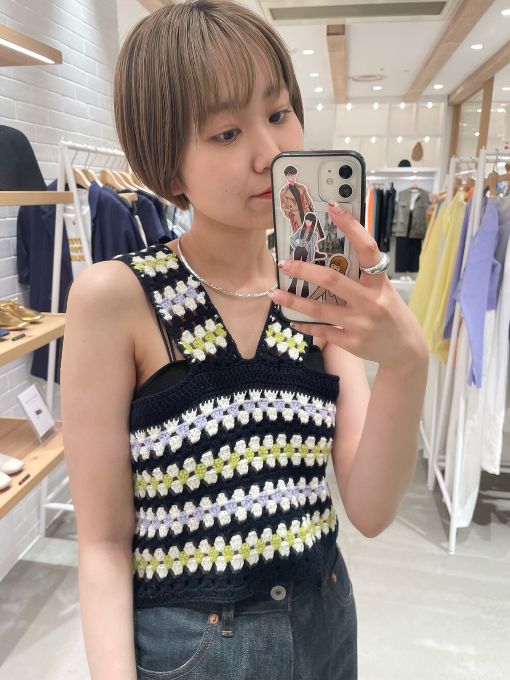 ブラック系のその他トップス、ブルー系のデニムパンツ、ホワイト系のサンダルを着用したレディースの夏コーディネートの2枚目の写真