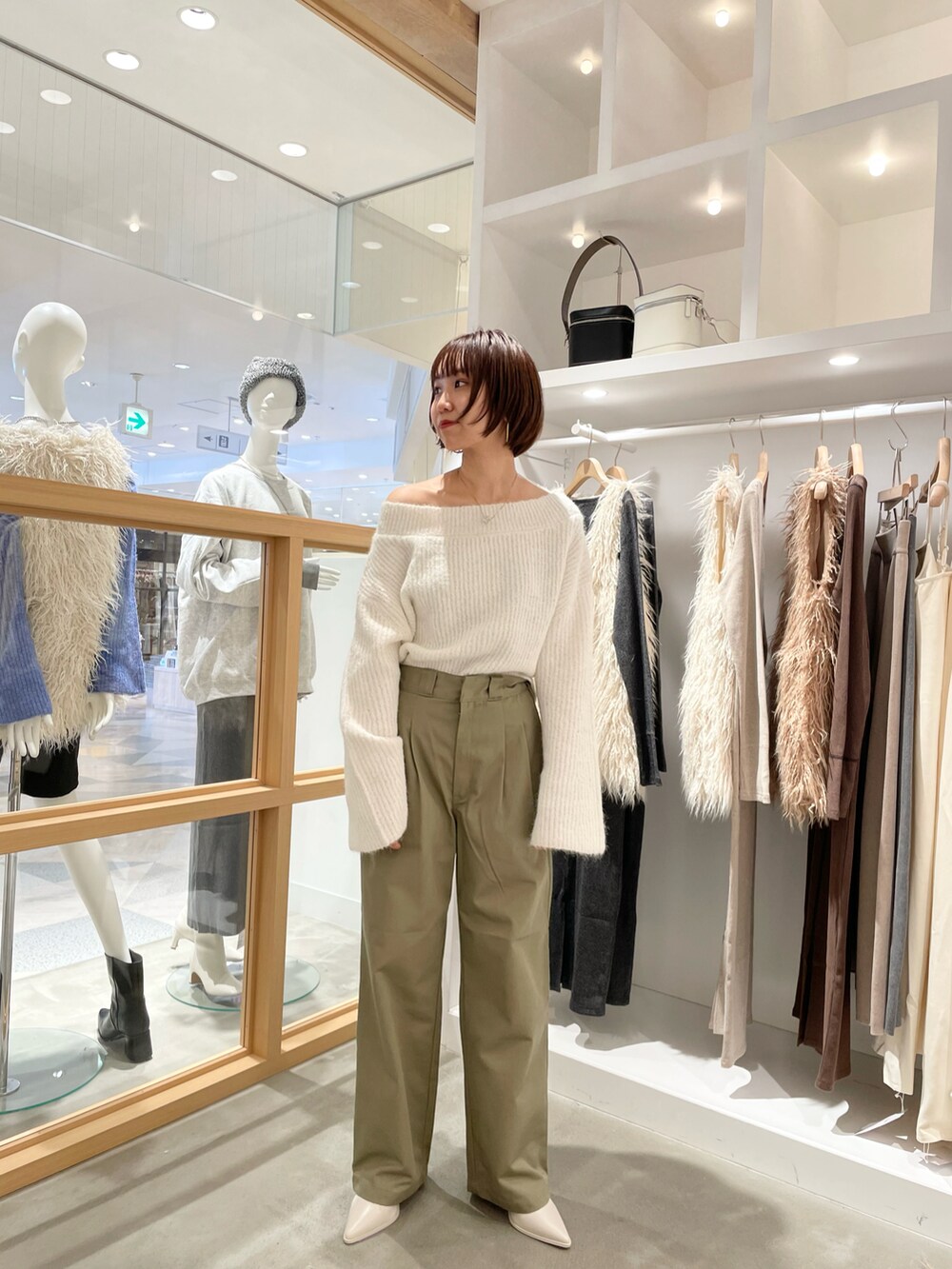 ホワイト系のニット/セーター、ベージュ系のその他パンツを着用したレディースの秋コーディネートの3枚目の写真