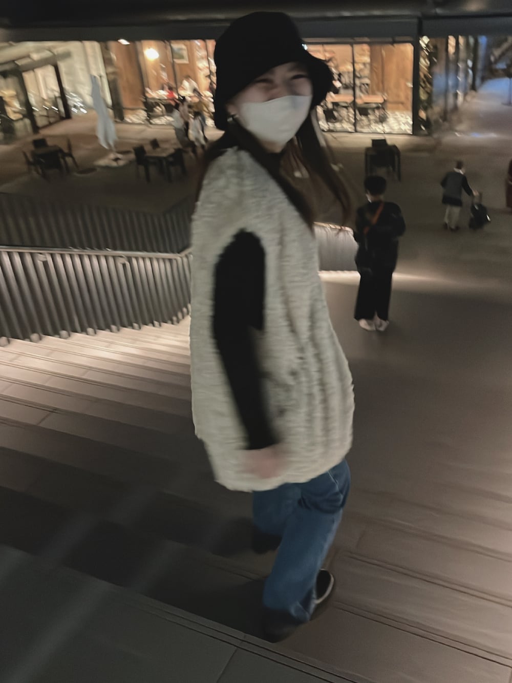 ブラウン系のトートバッグ、ブラウン系のテーラードジャケット、ブラック系のワンピースを着用したレディースの秋コーディネートの3枚目の写真