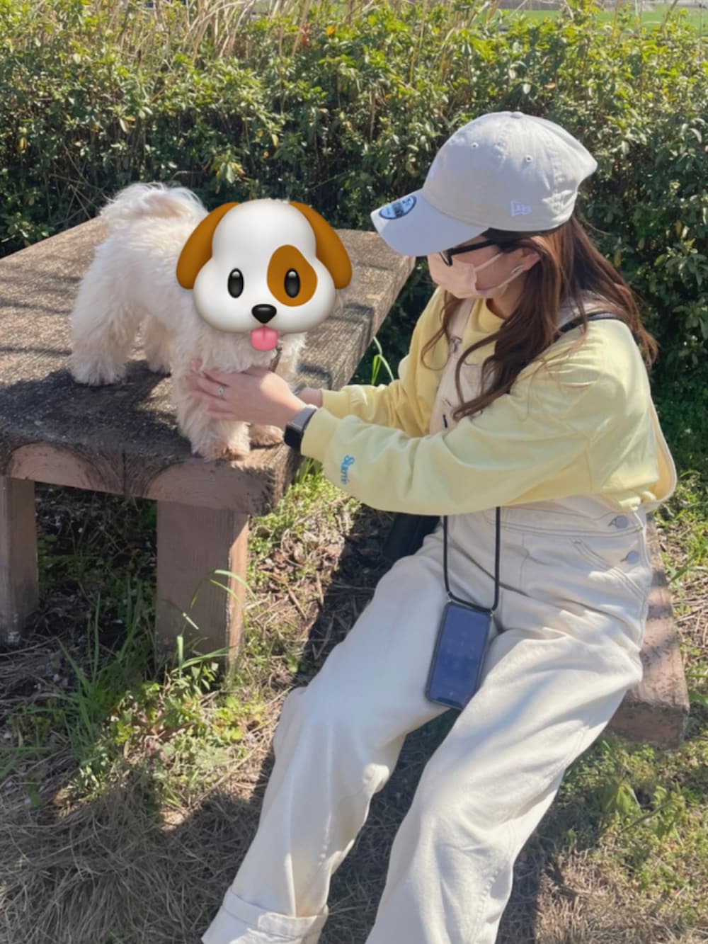 イエロー系のTシャツ/カットソー、ホワイト系のサロペット/オーバーオール、ブラック系のスニーカーを着用したレディースの春コーディネートの2枚目の写真