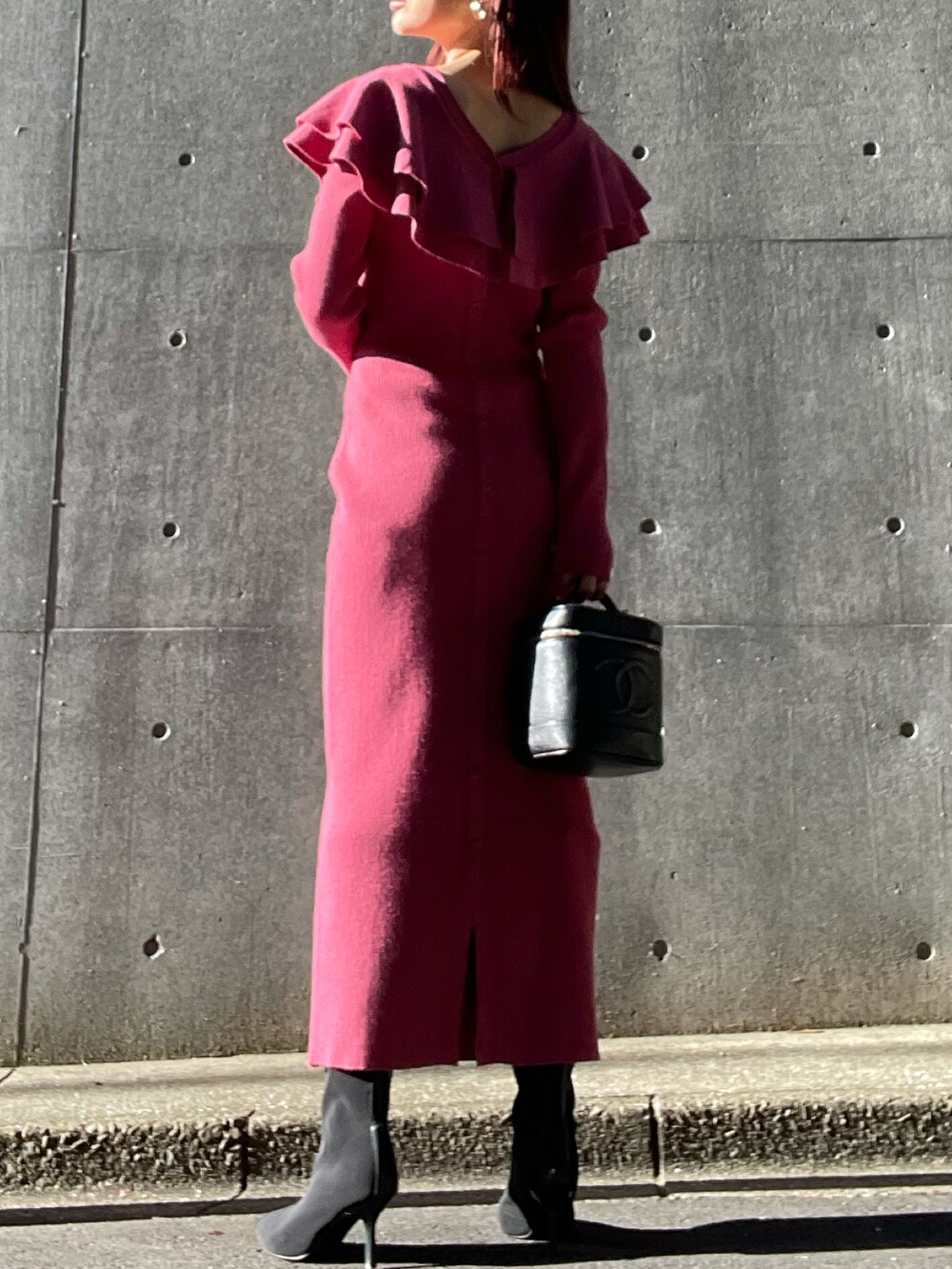 「シンプルコーデ、rienda、休日スタイル、デート、デートスタイル（WOMEN）、大人ガーリー、ロングワンピース、ニットワンピース、rienda コーデ、バレンタインコーデ、フェミニン」｜「CHANELのアイテム（バッグ、ブラック系）」を使った、みすさち【見須幸代】さん（レディース・160cm）の冬コーディネートの3枚目の写真