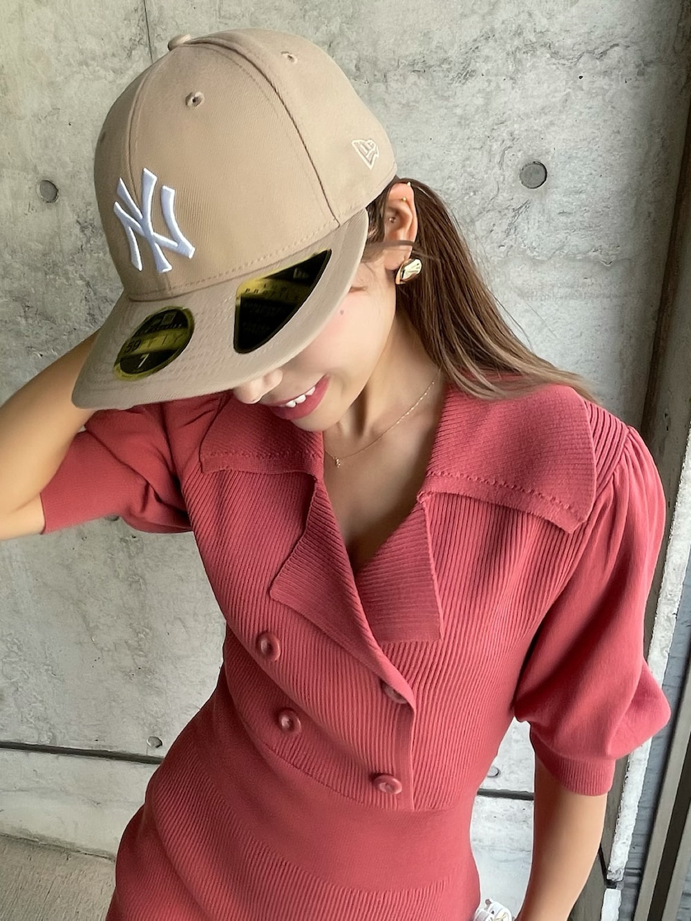 「春、rienda、春カラー、ラフ、きれいめカジュアル、カラーコーデ、ニット、ピンクコーデ、スニーカーコーデ、NEW ERA、キャップ、今日のコーデ、大人コーデ、キャップ女子、スニーカー」｜「NEW ERAのアイテム（帽子、ベージュ系）」を使った、みすさち【見須幸代】さん（レディース・160cm）の春コーディネートの3枚目の写真