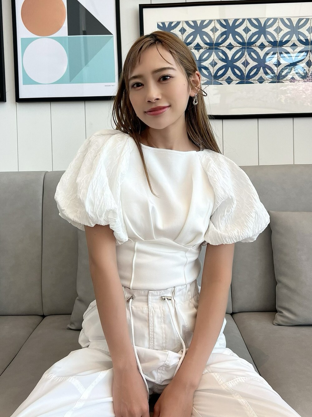 「お出かけコーデ日記、オトナカジュアル、ラクチンコーデ、オトナ女子、rienda、rienda コーデ、パンツコーデ、カジュアル、スニーカーコーデ、夏コーデ、カーゴパンツ、30代、オトナカワイイ」｜「riendaのジャガードボリュームスリーブカットトップス（Tシャツ/カットソー、ホワイト系）」を使った、みすさち【見須幸代】さん（レディース・160cm）の春コーディネートの2枚目の写真