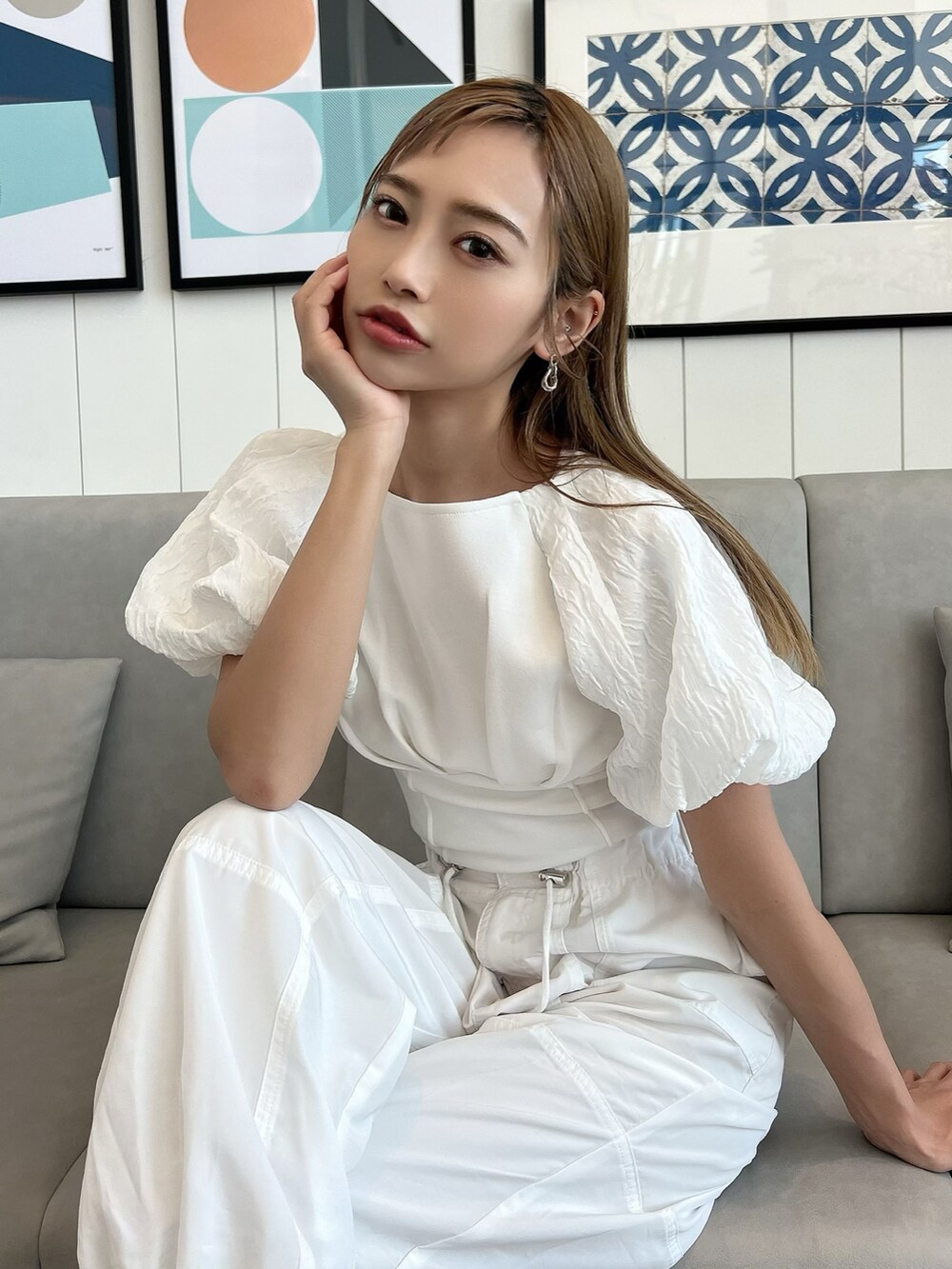 「お出かけコーデ日記、オトナカジュアル、ラクチンコーデ、オトナ女子、rienda、rienda コーデ、パンツコーデ、カジュアル、スニーカーコーデ、夏コーデ、カーゴパンツ、30代、オトナカワイイ」｜「riendaのジャガードボリュームスリーブカットトップス（Tシャツ/カットソー、ホワイト系）」を使った、みすさち【見須幸代】さん（レディース・160cm）の春コーディネートの4枚目の写真