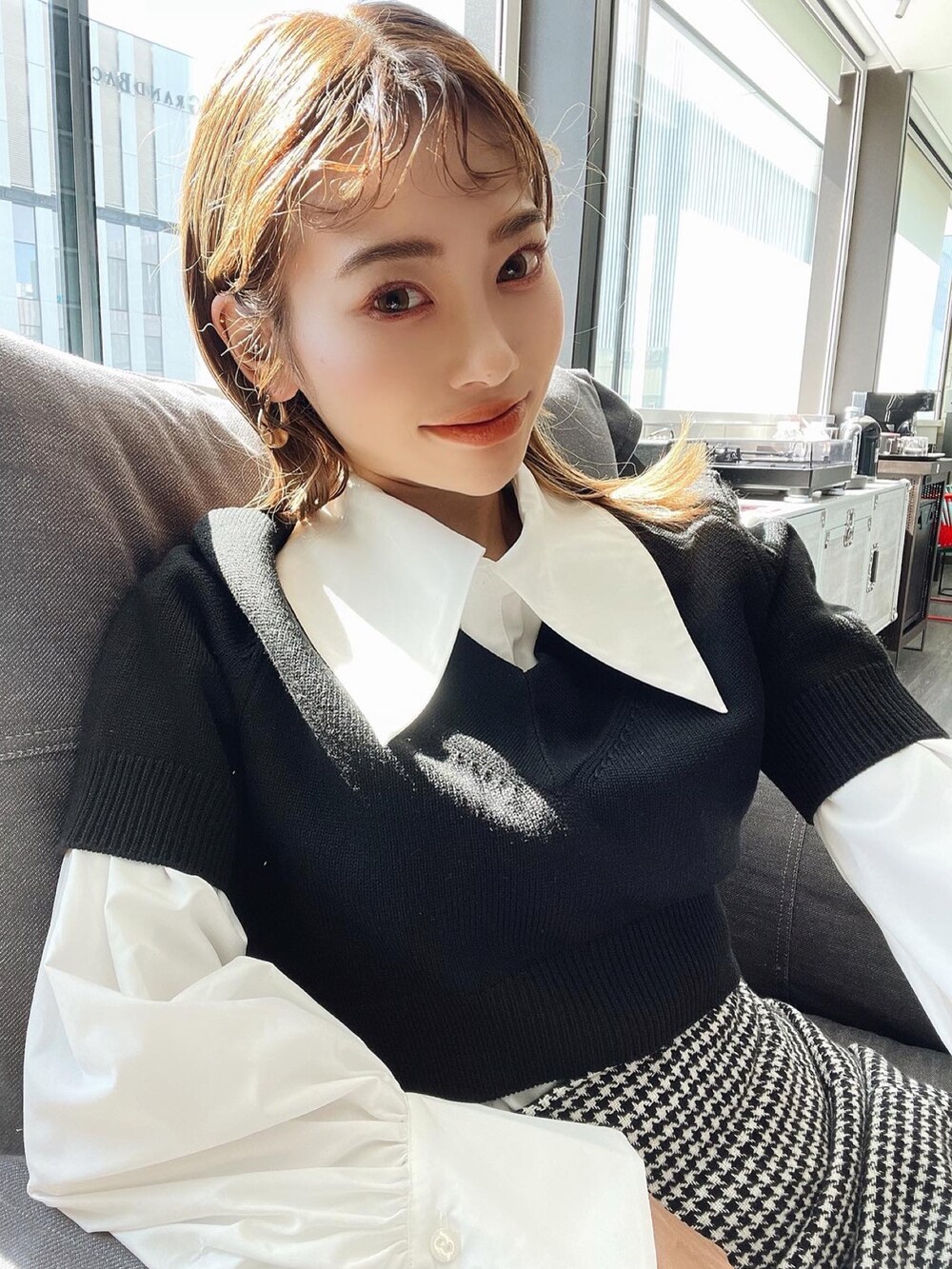 「秋冬コーデ、オトナ女子、ブーツコーデ、rienda、rienda コーデ、きれいめカジュアル、モノトーン、ショートニット、ニットコーデ、スカートスタイル、ブラック、タイトスカート、ミニスカート、モノトーンコーデ、千鳥柄」｜「riendaのハイウエストコクーンミニスカート（スカート、ブラック系）」を使った、みすさち【見須幸代】さん（レディース・160cm）の秋コーディネートの3枚目の写真
