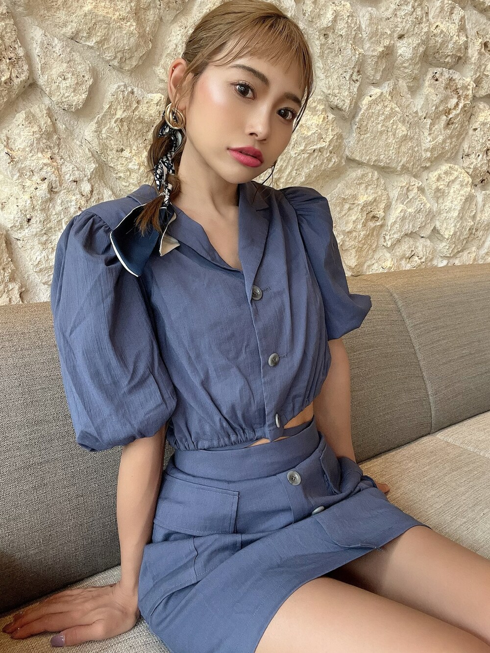 「夏コーデ、リラックススタイル、カジュアルコーデ、rienda、rienda コーデ、お出かけコーデ、オトナ女子、ワントーンコーデ、ミニスカート、セットアップ、ブルーコーデ、シャツスタイル、厚底サンダル」｜「riendaのドローストリングヘムショートシャツ（シャツ/ブラウス、ブルー系）」を使った、みすさち【見須幸代】さん（レディース・160cm）の春コーディネートの2枚目の写真