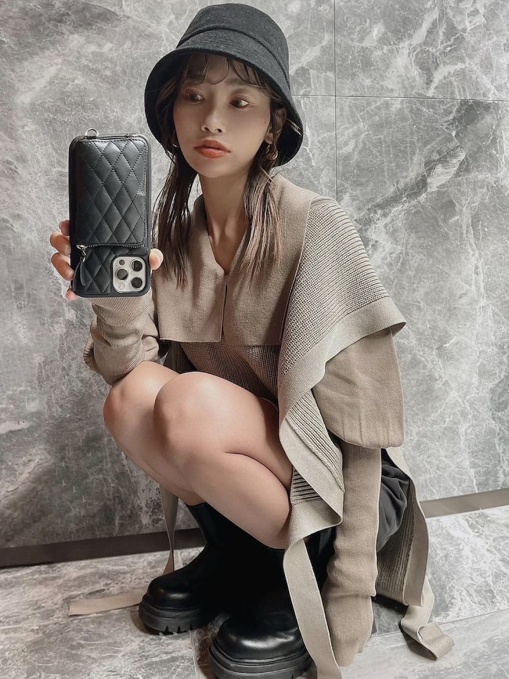 「休日スタイル、オトナ女子、rienda、ニットコーデ、ブーツスタイル、ニットベスト、バケットハット、ショートパンツ、大人かわいい、冬のコーデ、休日コーデ、30代コーデ、大人ガーリー」｜「riendaのVネックニットベスト（ベスト、ベージュ系）」を使った、みすさち【見須幸代】さん（レディース・160cm）の秋コーディネートの4枚目の写真