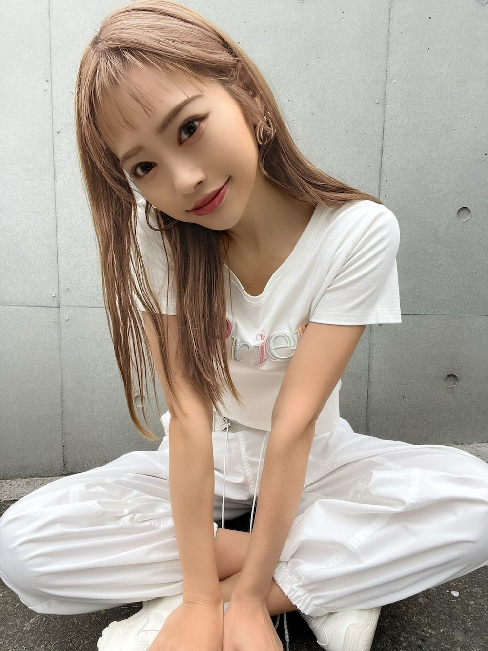 「オトナカジュアル、ラクチンコーデ、オトナ女子、パンツコーデ、カジュアル、rienda、rienda コーデ、スニーカーコーデ、春夏コーデ、ラフコーデ、カーゴパンツ、大人女子、Tシャツ、MLB」｜「riendaのレディーカジュアルパンツ（カーゴパンツ、ホワイト系）」を使った、みすさち【見須幸代】さん（レディース・160cm）の春コーディネートの3枚目の写真