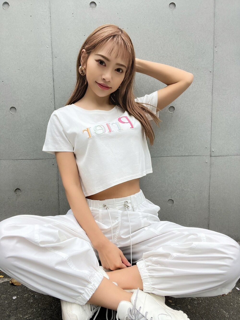 「オトナカジュアル、ラクチンコーデ、オトナ女子、パンツコーデ、カジュアル、rienda、rienda コーデ、スニーカーコーデ、春夏コーデ、ラフコーデ、カーゴパンツ、大人女子、Tシャツ、MLB」｜「riendaのレディーカジュアルパンツ（カーゴパンツ、ホワイト系）」を使った、みすさち【見須幸代】さん（レディース・160cm）の春コーディネートの4枚目の写真