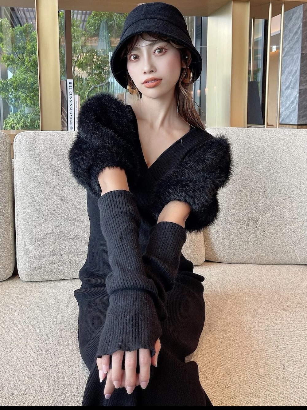 「バケットハット、休日スタイル、オトナ女子、モノトーンコーデ、ブラックコーデ、シンプル、ニットワンピース、デート、クリスマスコーデ、ブーツスタイル、ショートブーツ、大人ガーリー、大人かわいい、冬、冬服」｜「riendaの2WAYショルダーシャギータイトニットワンピース（ワンピース、ブラック系）」を使った、みすさち【見須幸代】さん（レディース・160cm）の秋コーディネートの5枚目の写真