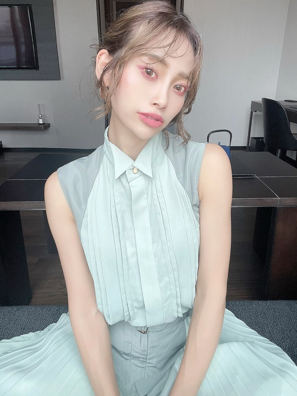 「秋コーデ、大人カジュアル、大人かわいい、ラクチンコーデ、セットアップ、rienda、rienda コーデ、秋服、キレイめコーデ、休日スタイル、シンプルコーデ、大人女子、大人ファッション、シャツスタイル」｜「riendaのプリーツコンビフレアスカート（スカート、グリーン系）」を使った、みすさち【見須幸代】さん（レディース・160cm）の秋コーディネートの3枚目の写真
