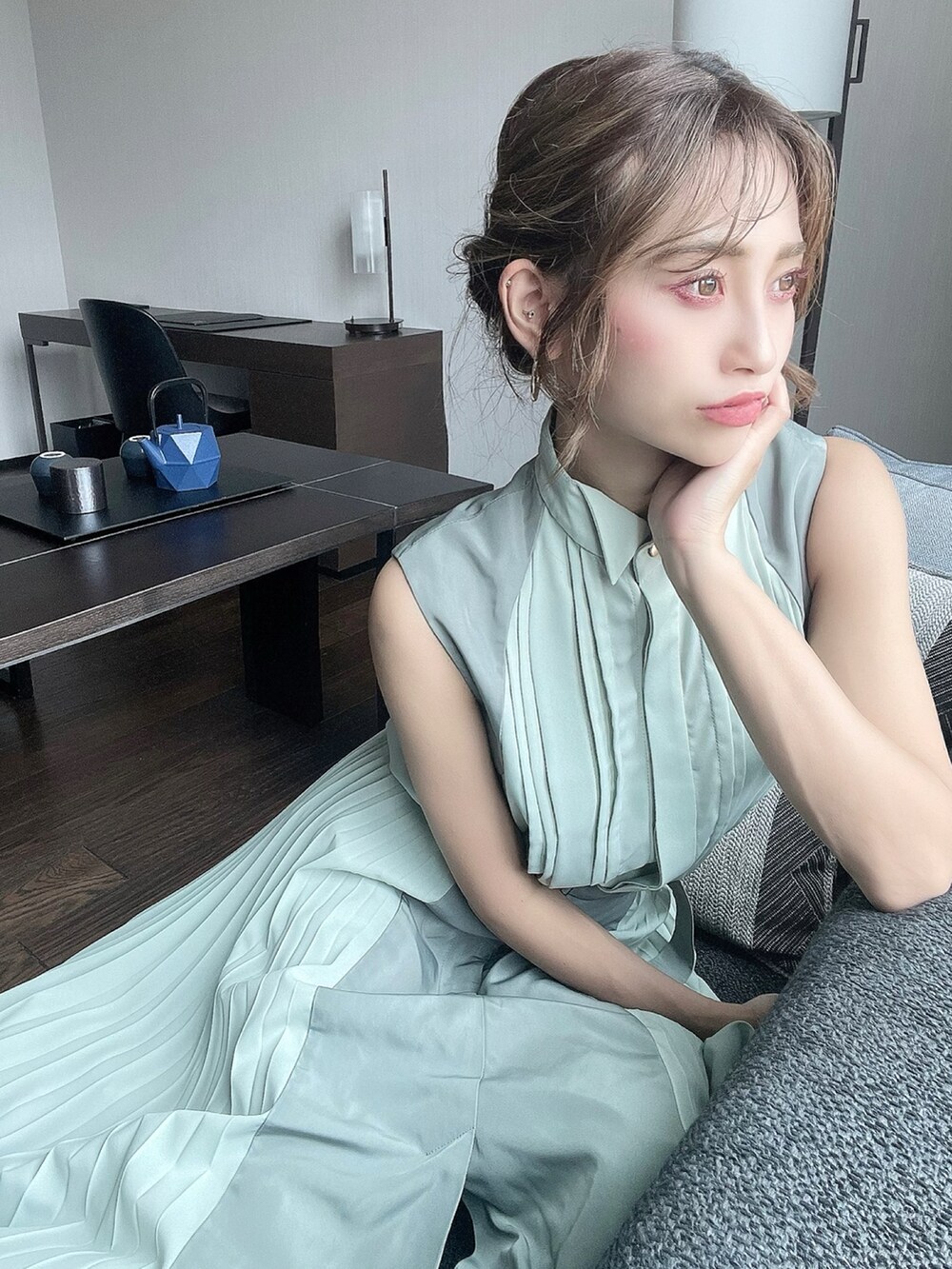 「秋コーデ、大人カジュアル、大人かわいい、ラクチンコーデ、セットアップ、rienda、rienda コーデ、秋服、キレイめコーデ、休日スタイル、シンプルコーデ、大人女子、大人ファッション、シャツスタイル」｜「riendaのプリーツコンビフレアスカート（スカート、グリーン系）」を使った、みすさち【見須幸代】さん（レディース・160cm）の秋コーディネートの5枚目の写真