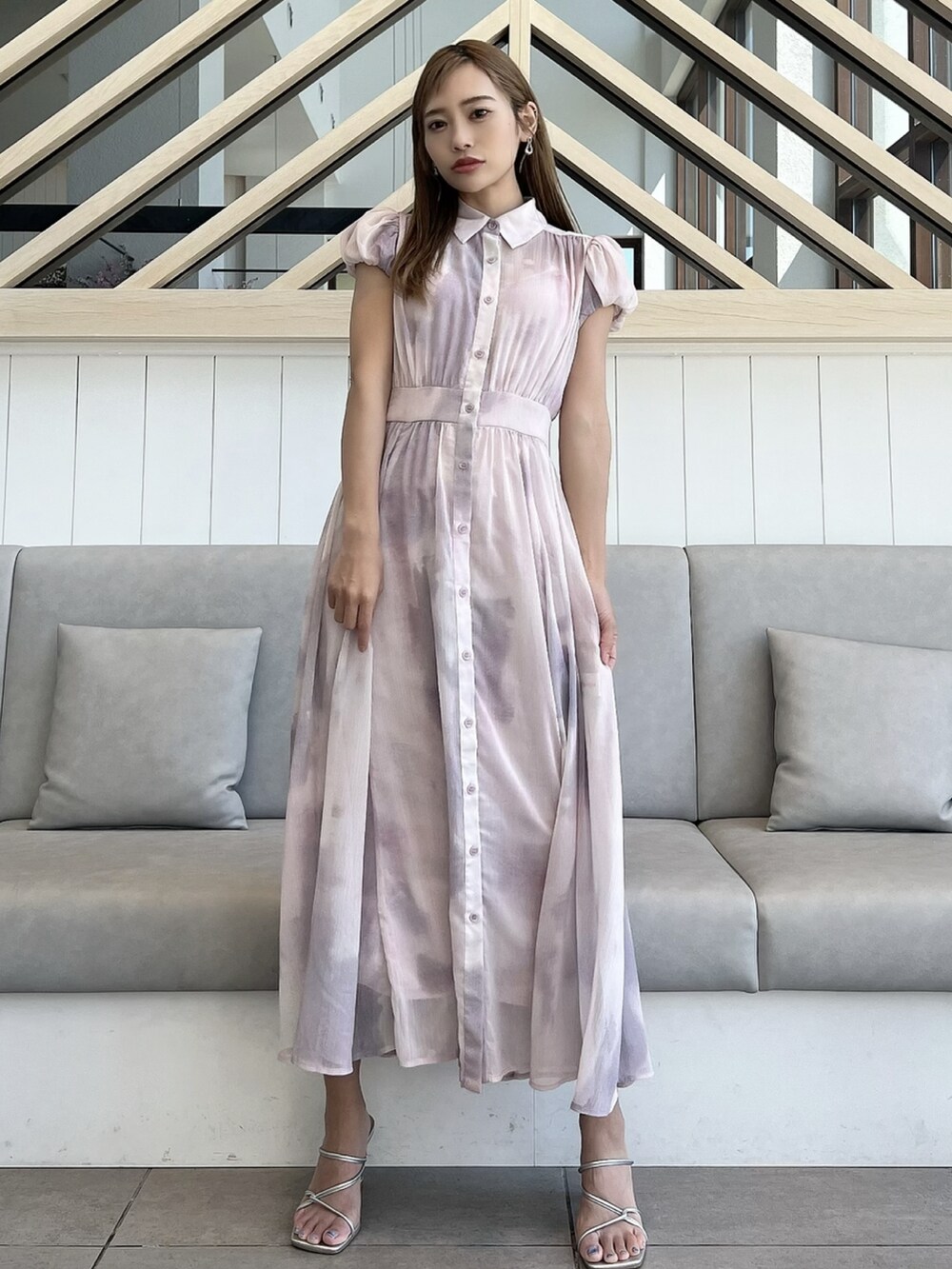 「お出かけコーデ日記、夏コーデ、大人かわいい、rienda、rienda コーデ、リラックススタイル、ワンピースコーデ、シアー、夏、キレイめ、フェミニン、ボリューム袖、夏服、大人ファッション、私の推しブランド」｜「riendaのマーブルシアーシャツワンピース（シャツワンピース、ピンク系）」を使った、みすさち【見須幸代】さん（レディース・160cm）の春コーディネートの2枚目の写真