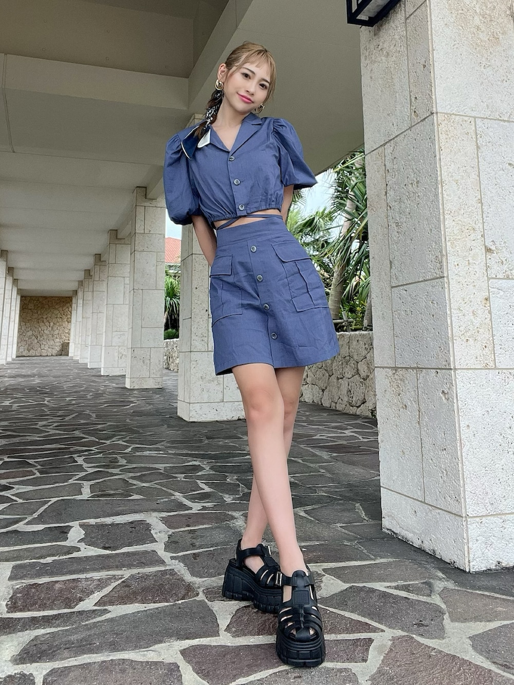 「夏コーデ、リラックススタイル、カジュアルコーデ、rienda、rienda コーデ、お出かけコーデ、オトナ女子、ワントーンコーデ、ミニスカート、セットアップ、ブルーコーデ、シャツスタイル、厚底サンダル」｜「riendaのドローストリングヘムショートシャツ（シャツ/ブラウス、ブルー系）」を使った、みすさち【見須幸代】さん（レディース・160cm）の春コーディネートの5枚目の写真