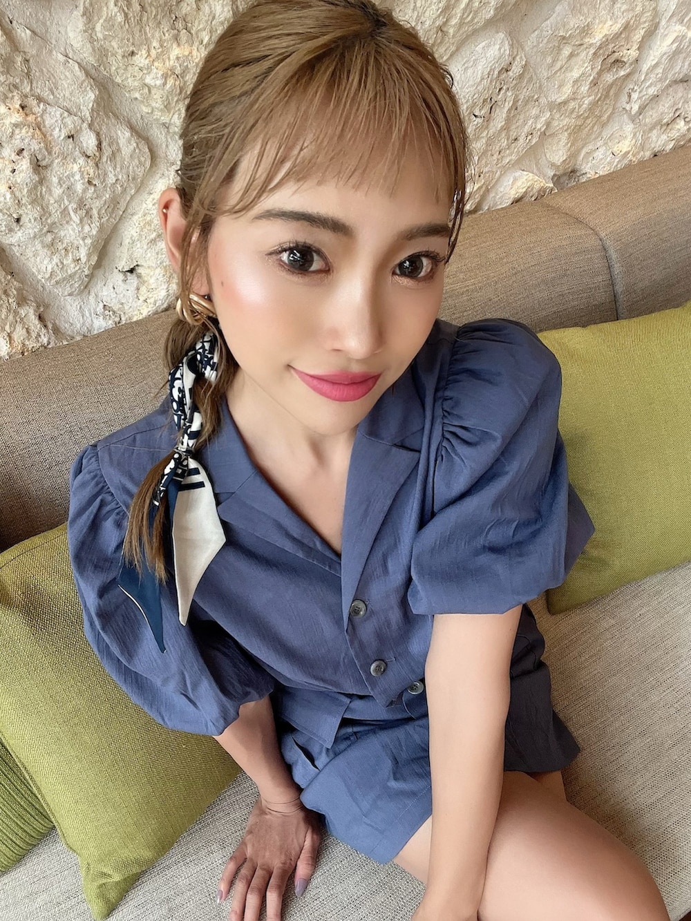 「夏コーデ、リラックススタイル、カジュアルコーデ、rienda、rienda コーデ、お出かけコーデ、オトナ女子、ワントーンコーデ、ミニスカート、セットアップ、ブルーコーデ、シャツスタイル、厚底サンダル」｜「riendaのドローストリングヘムショートシャツ（シャツ/ブラウス、ブルー系）」を使った、みすさち【見須幸代】さん（レディース・160cm）の春コーディネートの3枚目の写真