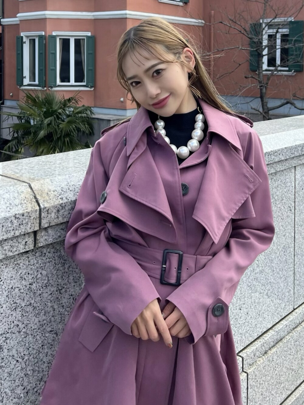 「春夏コーデ、春色、オトナカジュアル、シンプルスタイル、おでかけコーデ、ガーリーコーデ、春アウター、rienda、ブーツ、デート、大人女子、ピンクコーデ、カラーコーデ」｜「riendaの＃ジェラートトレンチミニコート（トレンチコート、ピンク系）」を使った、みすさち【見須幸代】さん（レディース・160cm）の春コーディネートの3枚目の写真