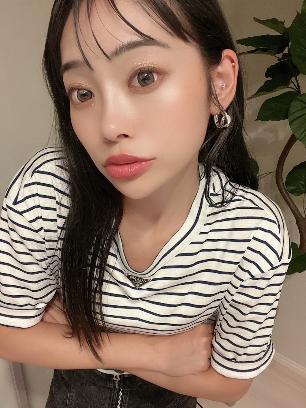 「きれいめカジュアル、夏ファッション、オトナカジュアル、夏服コーデ、大人可愛い、夏だ！Tシャツ着よう！、サンダル、シンプルスタイル、ブラック、オトナ女子、ロングスカート、ゆるコーデ、デニム、カジュアル、Tシャツコーデ」｜「PRADAのアイテム（Tシャツ/カットソー、ホワイト系）」を使った、みすさち【見須幸代】さん（レディース・160cm）の夏コーディネートの3枚目の写真