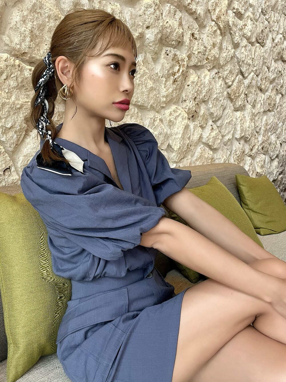「夏コーデ、リラックススタイル、カジュアルコーデ、rienda、rienda コーデ、お出かけコーデ、オトナ女子、ワントーンコーデ、ミニスカート、セットアップ、ブルーコーデ、シャツスタイル、厚底サンダル」｜「riendaのドローストリングヘムショートシャツ（シャツ/ブラウス、ブルー系）」を使った、みすさち【見須幸代】さん（レディース・160cm）の春コーディネートの4枚目の写真