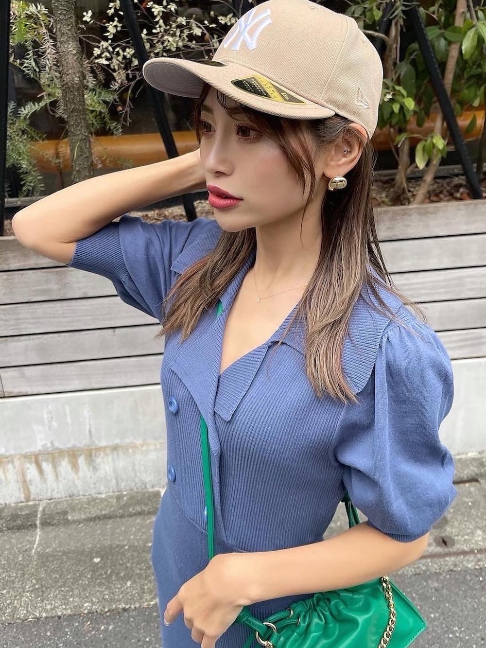 「春、今日のコーデ、rienda、春カラー、大人コーデ、ラフ、きれいめカジュアル、カラーコーデ、ロングスカート、ニット、ニットワンピース、スニーカー、スニーカーコーデ、キャップ、ブルー」｜「riendaのダブルボタンタイトニットワンピース（ワンピース、ブルー系）」を使った、みすさち【見須幸代】さん（レディース・160cm）の春コーディネートの3枚目の写真