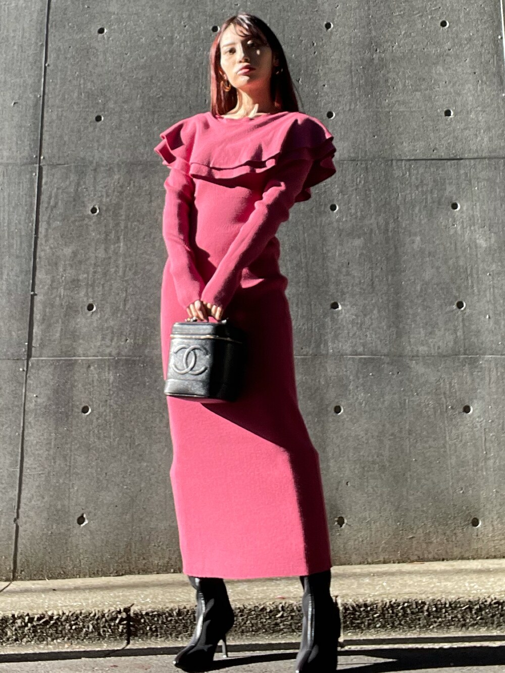 「シンプルコーデ、rienda、休日スタイル、デート、デートスタイル（WOMEN）、大人ガーリー、ロングワンピース、ニットワンピース、rienda コーデ、バレンタインコーデ、フェミニン」｜「CHANELのアイテム（バッグ、ブラック系）」を使った、みすさち【見須幸代】さん（レディース・160cm）の冬コーディネートの2枚目の写真