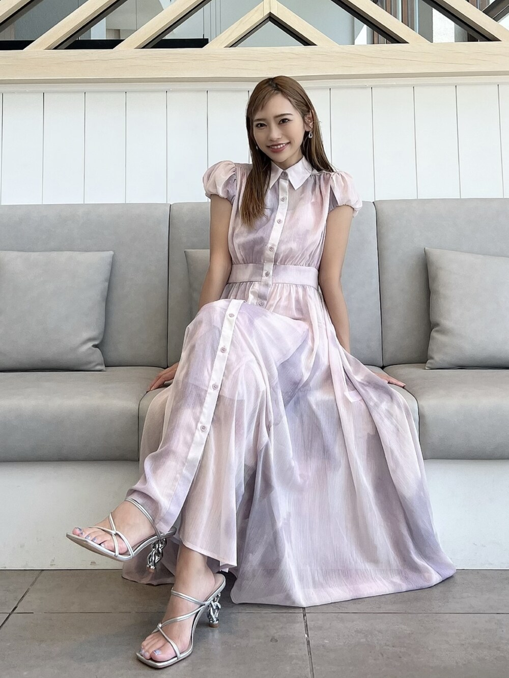 「お出かけコーデ日記、夏コーデ、大人かわいい、rienda、rienda コーデ、リラックススタイル、ワンピースコーデ、シアー、夏、キレイめ、フェミニン、ボリューム袖、夏服、大人ファッション、私の推しブランド」｜「riendaのマーブルシアーシャツワンピース（シャツワンピース、ピンク系）」を使った、みすさち【見須幸代】さん（レディース・160cm）の春コーディネートの3枚目の写真