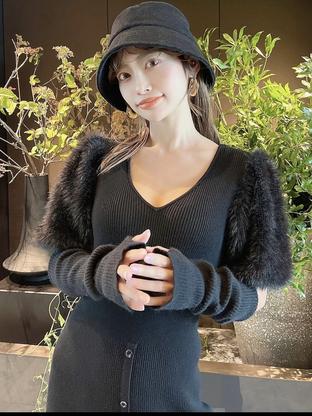 「バケットハット、休日スタイル、オトナ女子、モノトーンコーデ、ブラックコーデ、シンプル、ニットワンピース、デート、クリスマスコーデ、ブーツスタイル、ショートブーツ、大人ガーリー、大人かわいい、冬、冬服」｜「riendaの2WAYショルダーシャギータイトニットワンピース（ワンピース、ブラック系）」を使った、みすさち【見須幸代】さん（レディース・160cm）の秋コーディネートの4枚目の写真