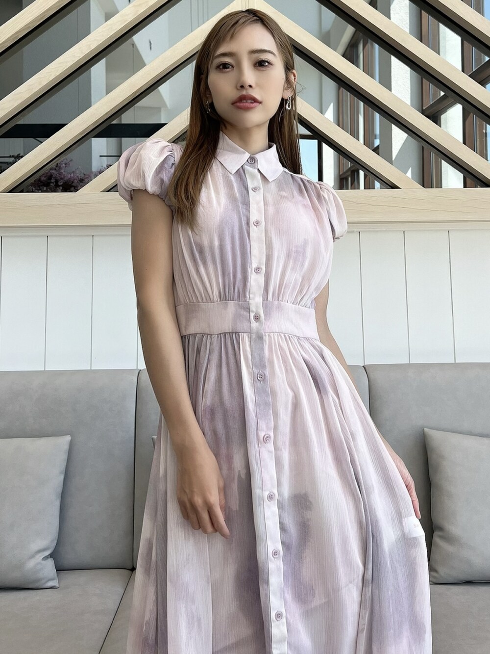 「お出かけコーデ日記、夏コーデ、大人かわいい、rienda、rienda コーデ、リラックススタイル、ワンピースコーデ、シアー、夏、キレイめ、フェミニン、ボリューム袖、夏服、大人ファッション、私の推しブランド」｜「riendaのマーブルシアーシャツワンピース（シャツワンピース、ピンク系）」を使った、みすさち【見須幸代】さん（レディース・160cm）の春コーディネートの4枚目の写真