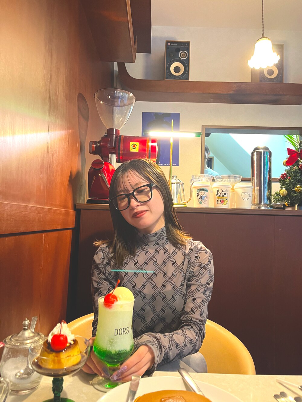 ブラック系のローファー、ブラック系のハンドバッグ、グレー系のシャツ/ブラウスを着用したレディースの冬コーディネートの4枚目の写真