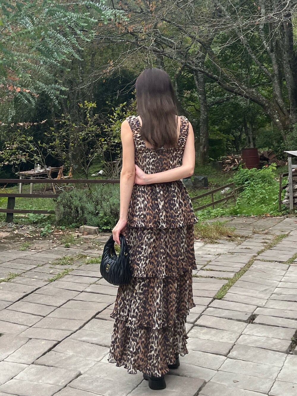 ブラウン系のワンピース/ドレス、ブラック系のハンドバッグ、ブラック系のブーツを着用したレディースの秋コーディネートの4枚目の写真