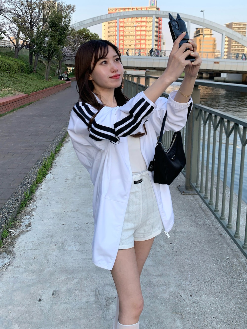 「春ファッション、大人かわいい、おしゃれさんと繋がりたい、低身長女子、スポーツミックス、スポーティ、トラックジャケット、ナイロンジャケット、スニーカーコーデ、adidas、初春コーデ、モノトーン、ホワイトコーデ、ワントーンコーデ」｜「PRANK PROJECTのアイレットレースショーツ / Eyelet lace Shorts（ショーツ、ホワイト系）」を使った、Rioさん（骨格ナチュラル・レディース・150cm）の春コーディネートの2枚目の写真