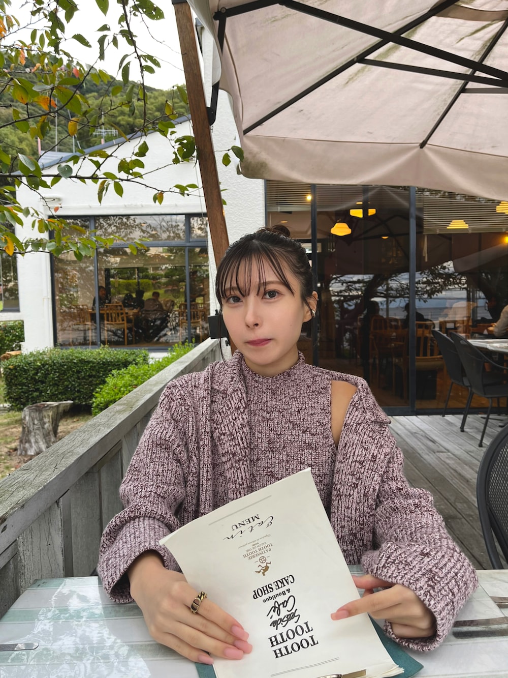 ピンク系のその他アウター、ピンク系のワンピース、ブラック系のハンドバッグを着用したレディースの秋コーディネートの4枚目の写真