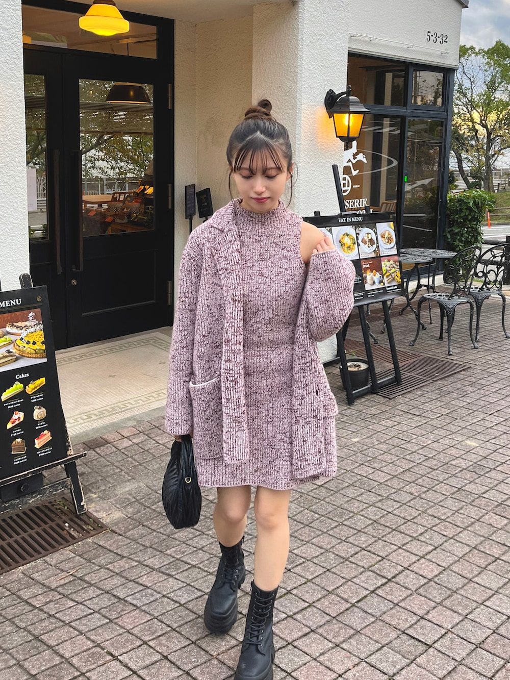 ピンク系のその他アウター、ピンク系のワンピース、ブラック系のハンドバッグを着用したレディースの秋コーディネートの2枚目の写真