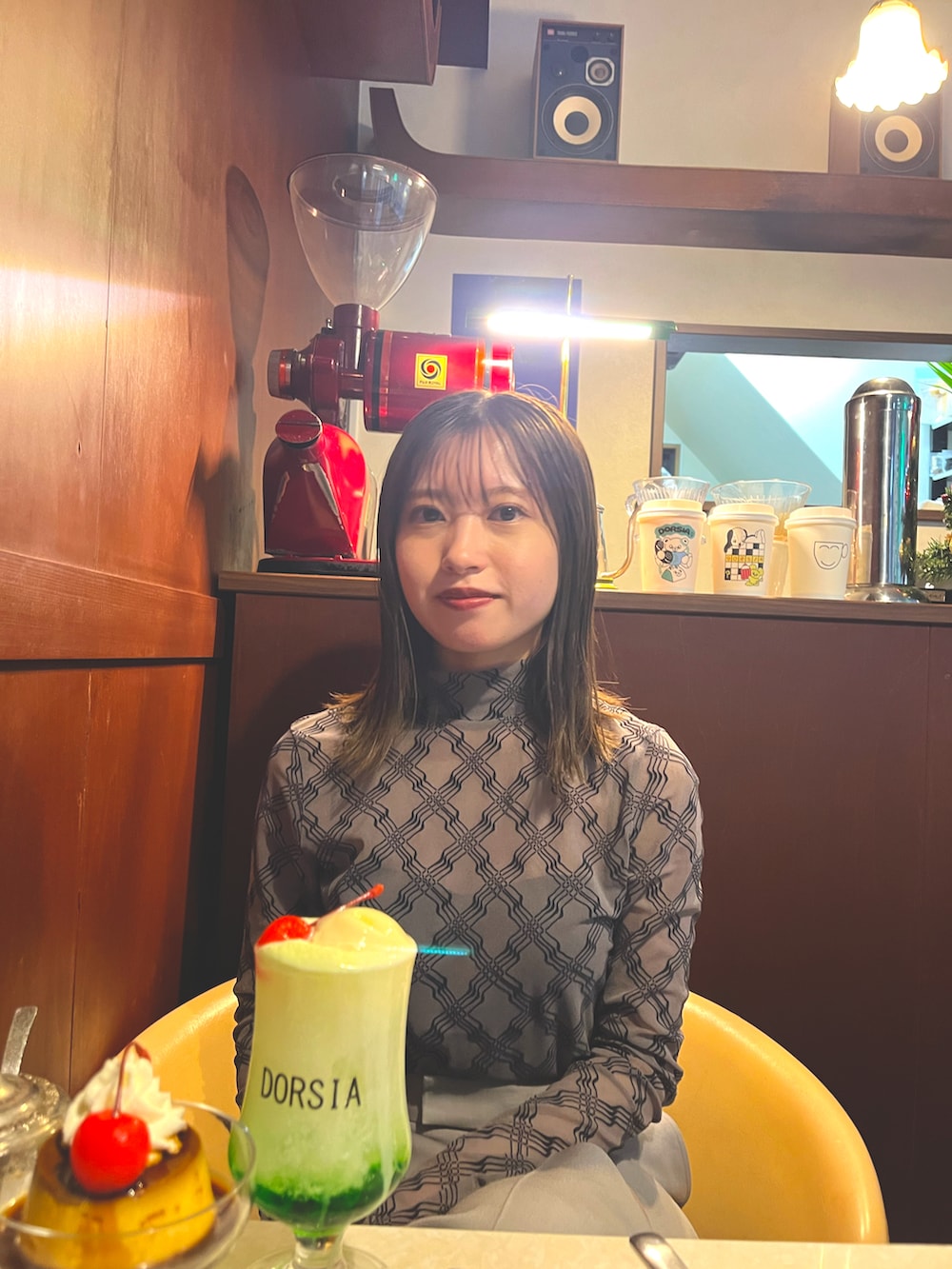 ブラック系のローファー、ブラック系のハンドバッグ、グレー系のシャツ/ブラウスを着用したレディースの冬コーディネートの3枚目の写真