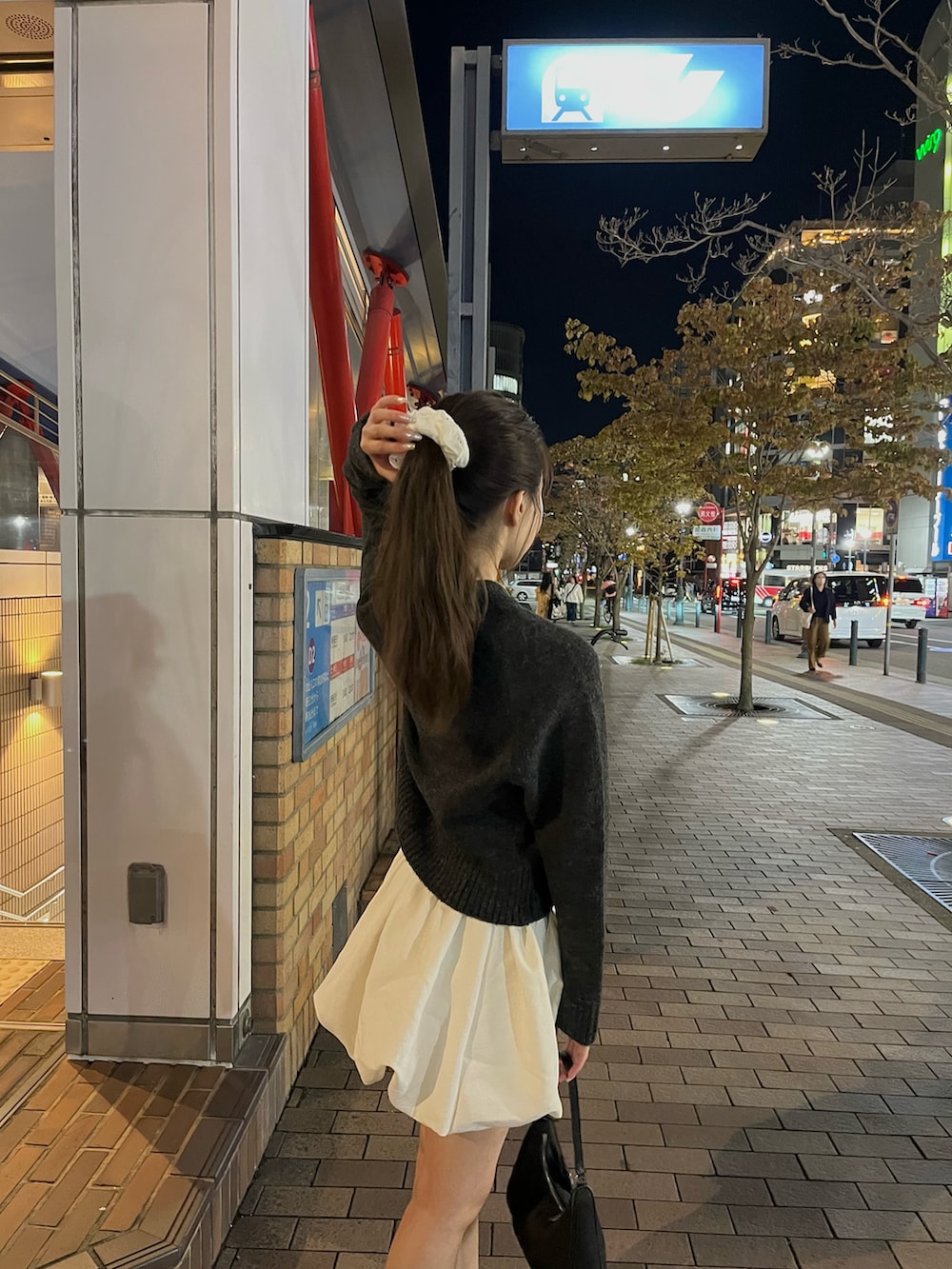 グレー系のニット/セーター、ホワイト系のパンツ、ブラック系のローファーを着用したレディースの秋コーディネートの3枚目の写真