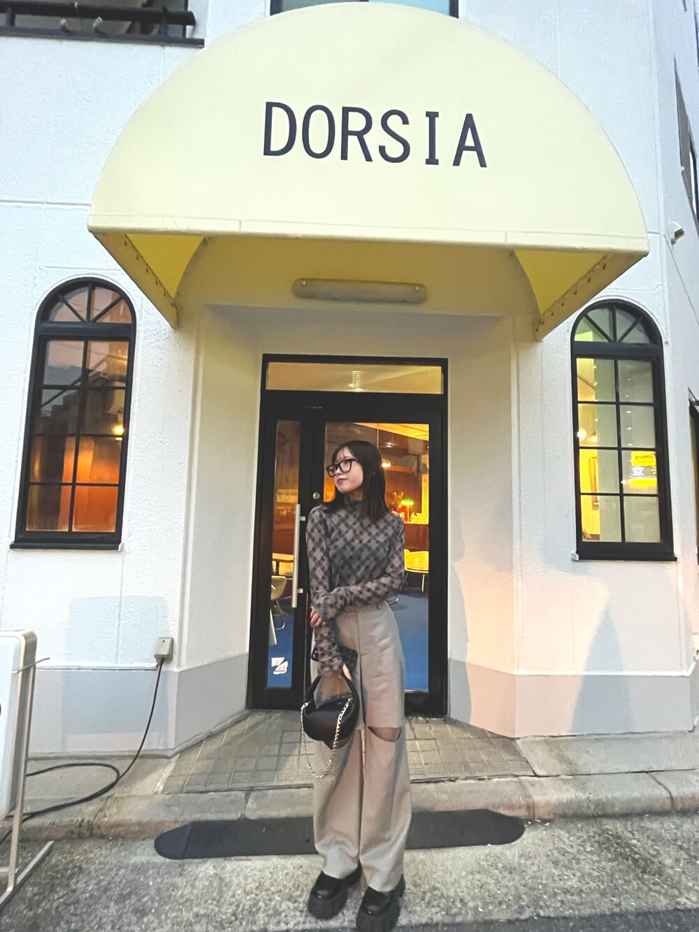 ブラック系のローファー、ブラック系のハンドバッグ、グレー系のシャツ/ブラウスを着用したレディースの冬コーディネートの2枚目の写真