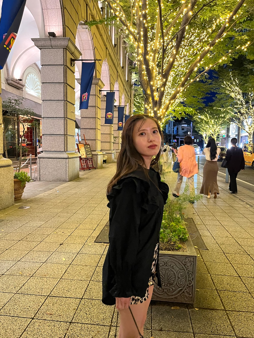 ブラック系のシャツ/ブラウス、ブラック系のハンドバッグを着用したレディースの秋コーディネートの2枚目の写真