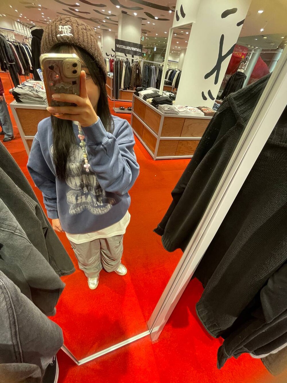 ホワイト系のTシャツ/カットソー、ブラウン系のニットキャップ/ビーニーを着用したレディースの秋コーディネートの2枚目の写真