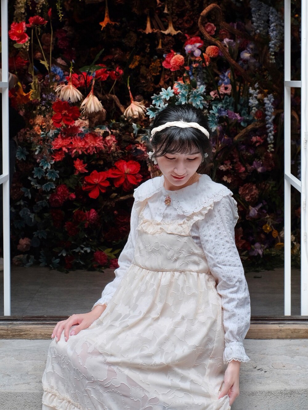 ホワイト系のワンピースを着用したレディースの冬コーディネートの2枚目の写真