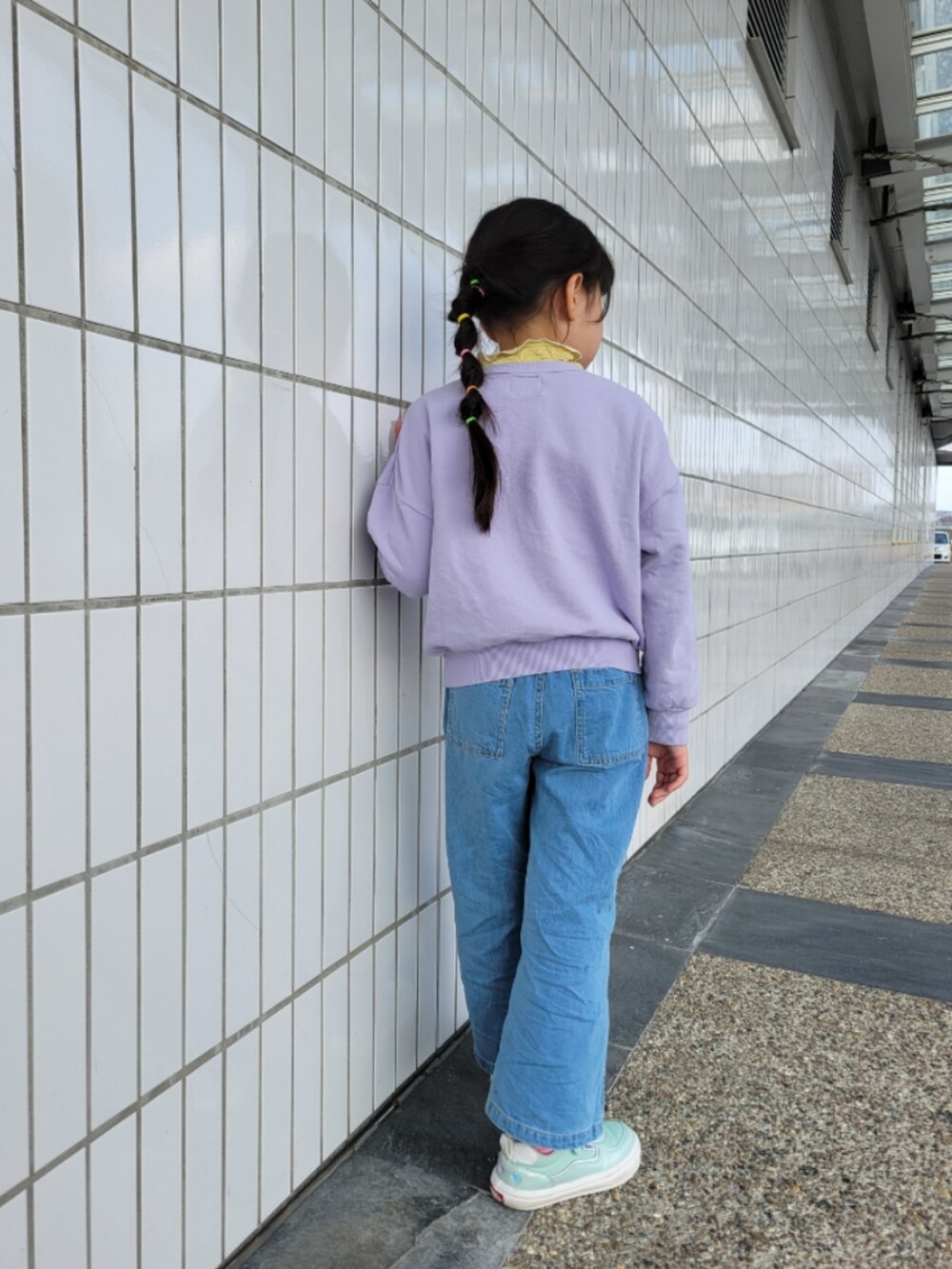 グリーン系のスニーカー、パープル系のスウェット、イエロー系のTシャツ/カットソーを着用したキッズの春コーディネートの5枚目の写真