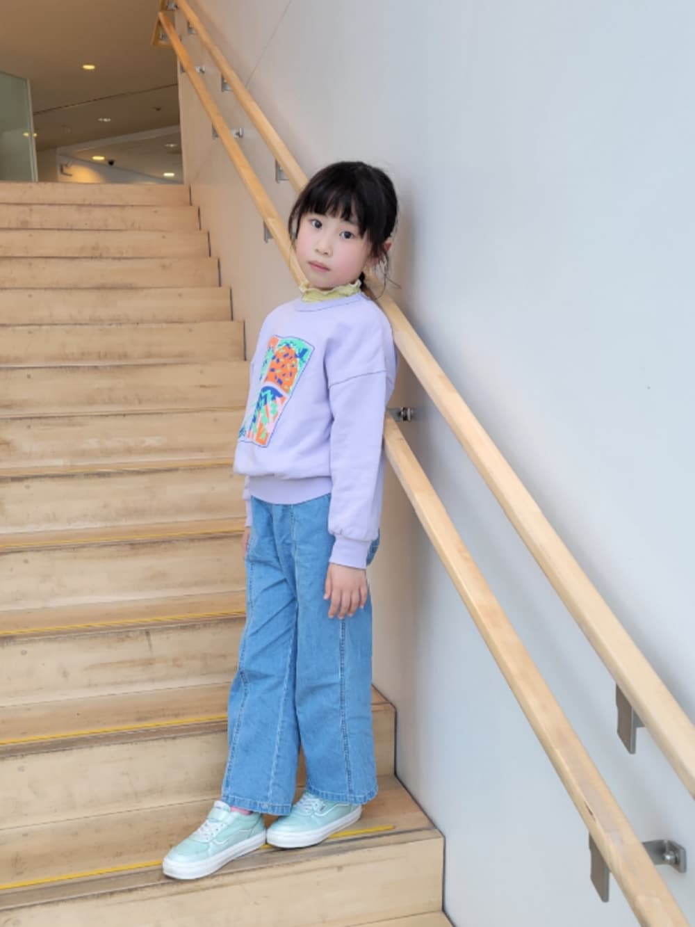 グリーン系のスニーカー、パープル系のスウェット、イエロー系のTシャツ/カットソーを着用したキッズの春コーディネートの2枚目の写真