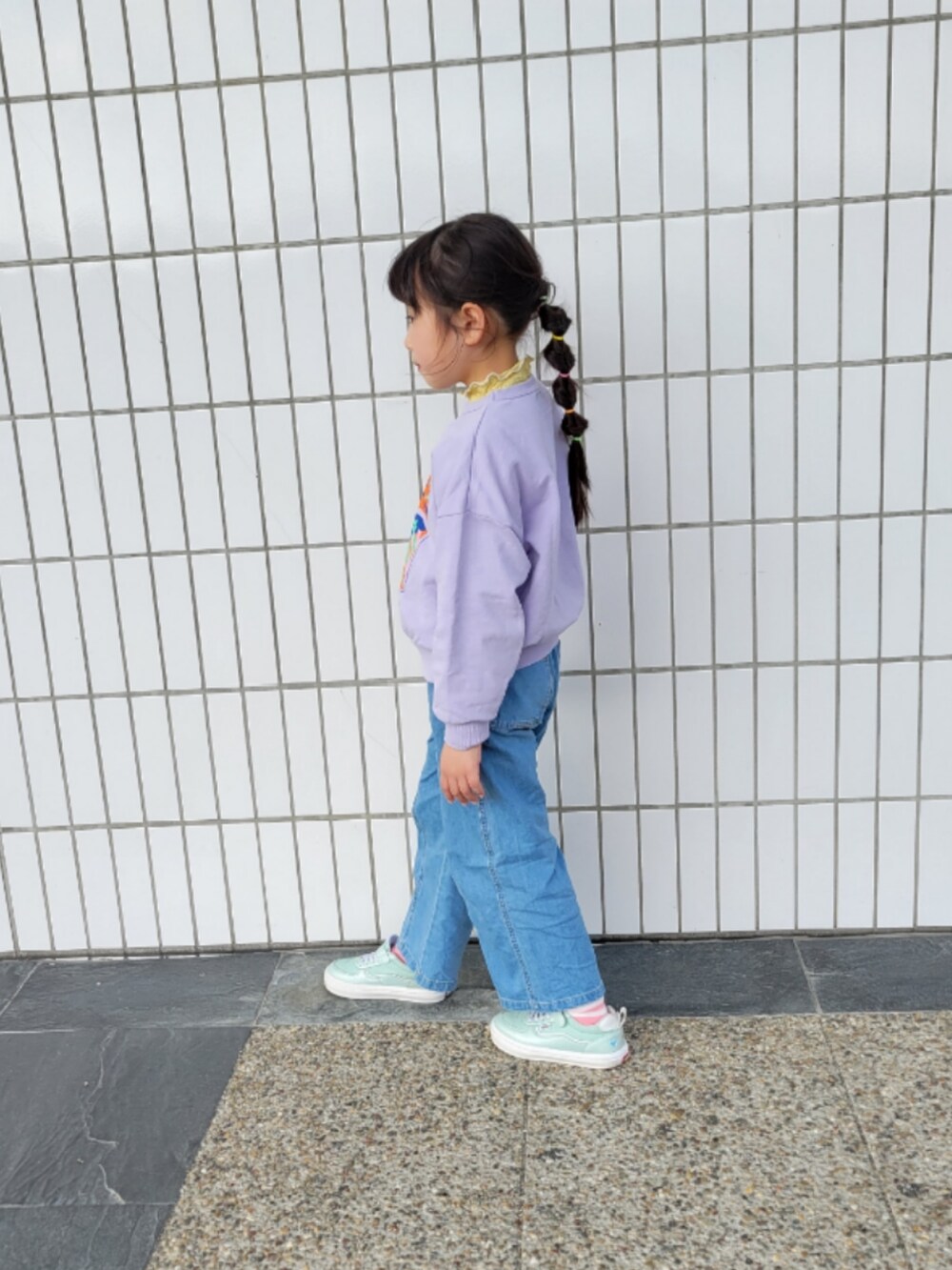 グリーン系のスニーカー、パープル系のスウェット、イエロー系のTシャツ/カットソーを着用したキッズの春コーディネートの4枚目の写真