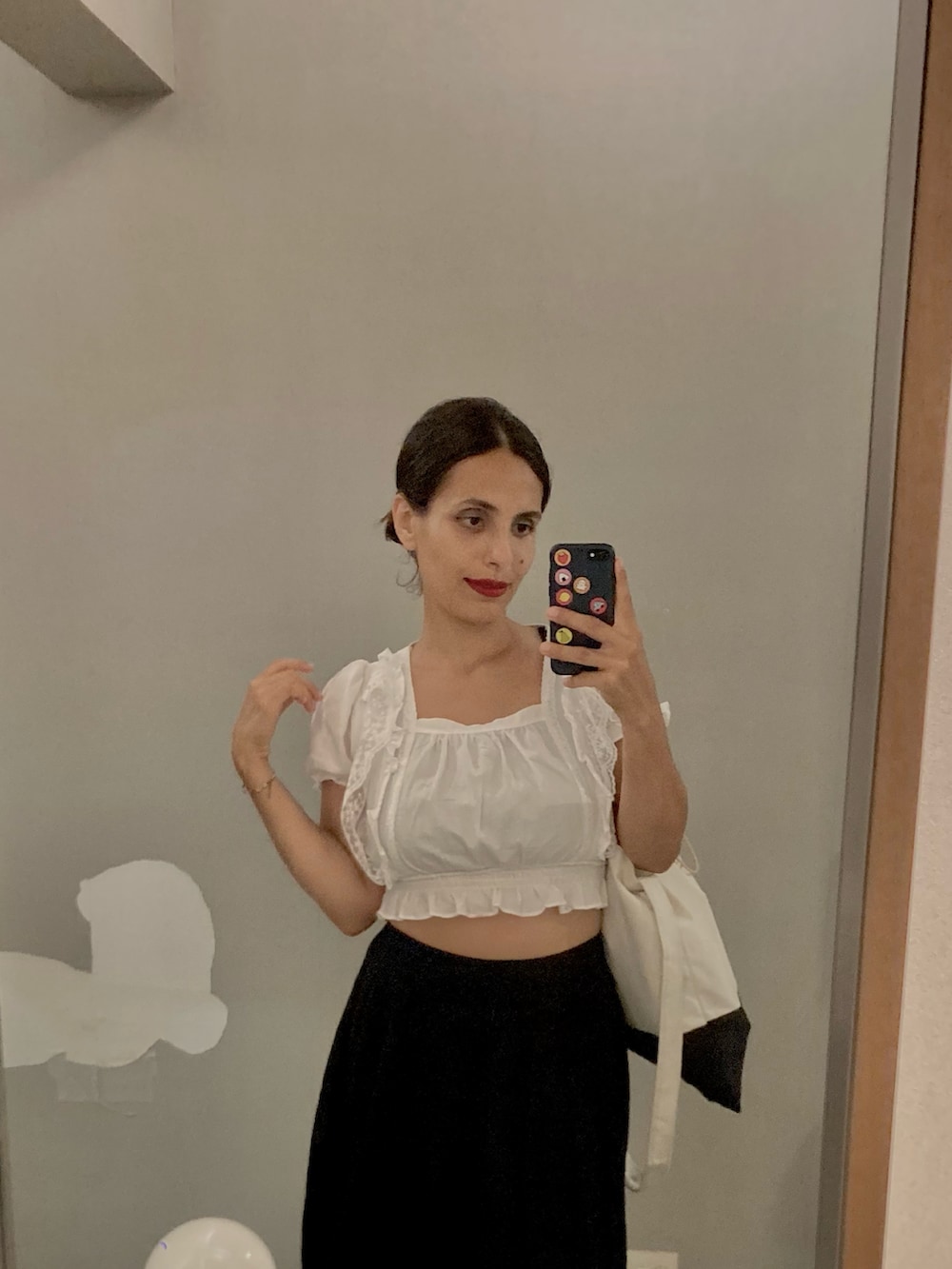 ホワイト系のシューズを着用したレディースの夏コーディネートの2枚目の写真