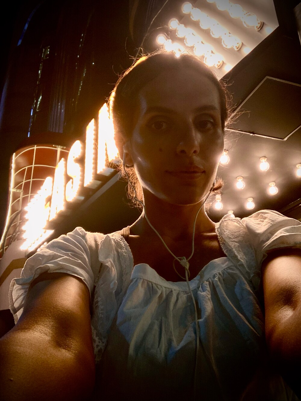 ホワイト系のシューズを着用したレディースの夏コーディネートの3枚目の写真